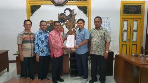 Ketua PKPRI Kota Surakarta, Serahkan SK Calon Karyawan Baru didampingi perwakilan Pengurus dan Pengawas